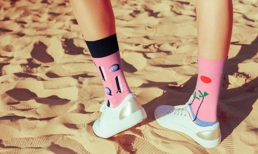 Bunte Socken am Strand