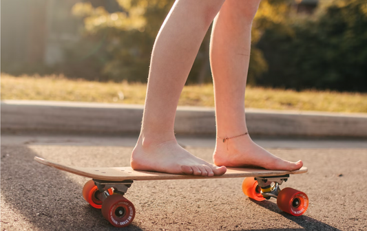 Barfuss auf Skateboard