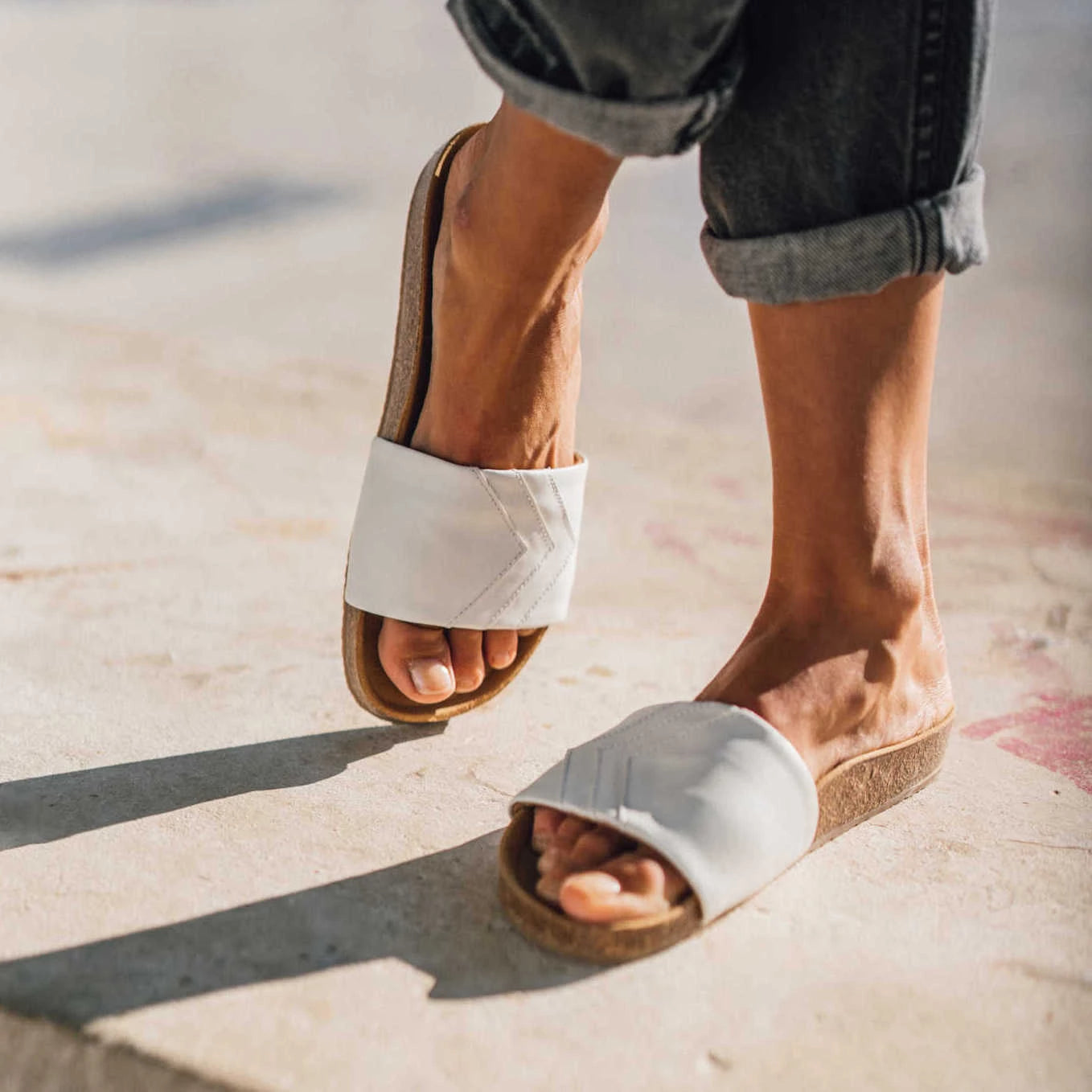 MONOCHROME COLLECTION: EINFARBIGE SANDALEN