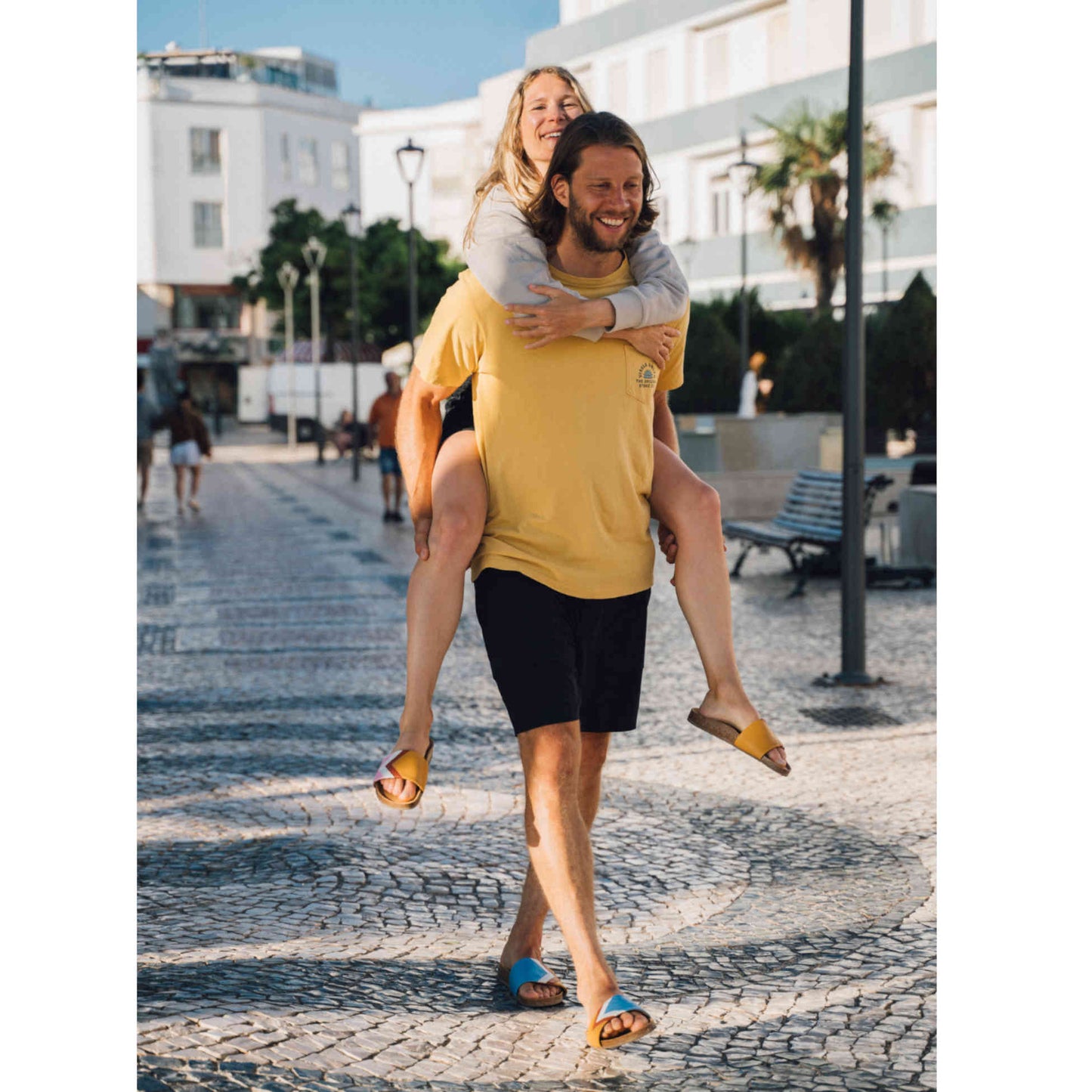 SKY Slides blaue Sandalen für Männer, vegan, Marke Fünve, Szene: Pärchen Huckepack