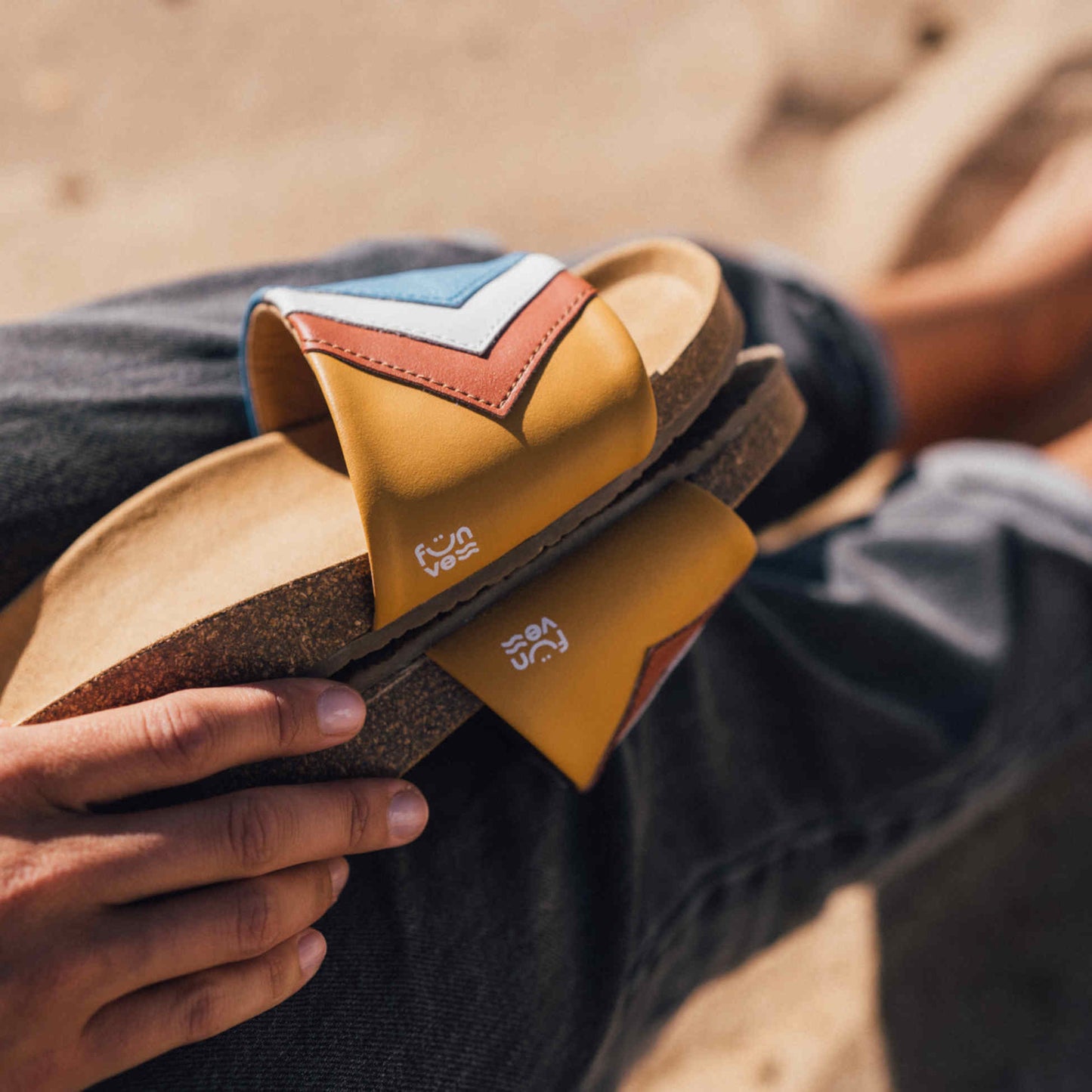 Blaue Sandalen, vegan mit Fußbett, Farben Azur, Weiß, Rust, Senf; Marke Fünve, Modell Sky, am Strand