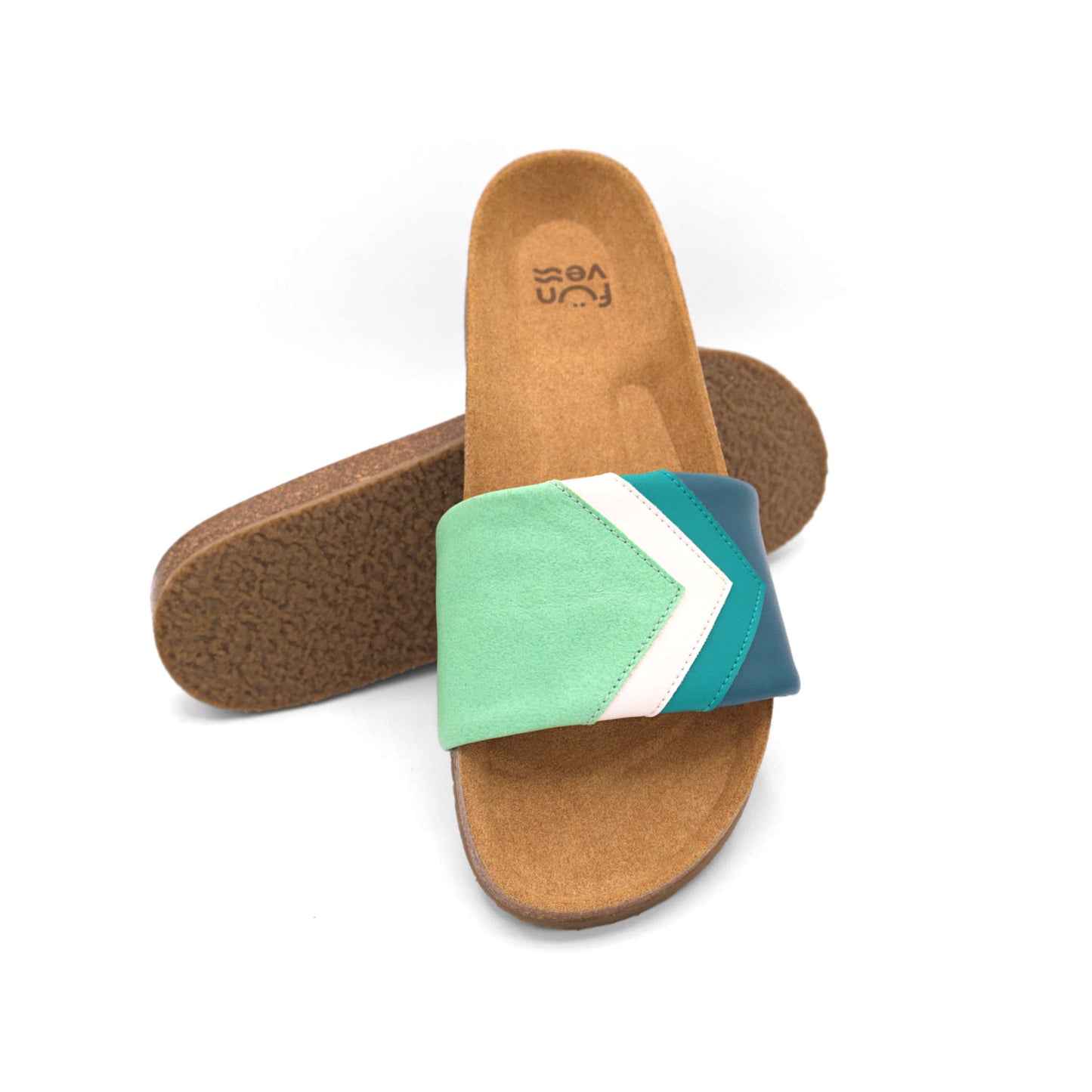 Grüne Sandalen, vegan mit Fußbett, Farben Mint, Weiß, Ocean, Petrol, Marke Fünve, Modell Cucumber, gestapelt