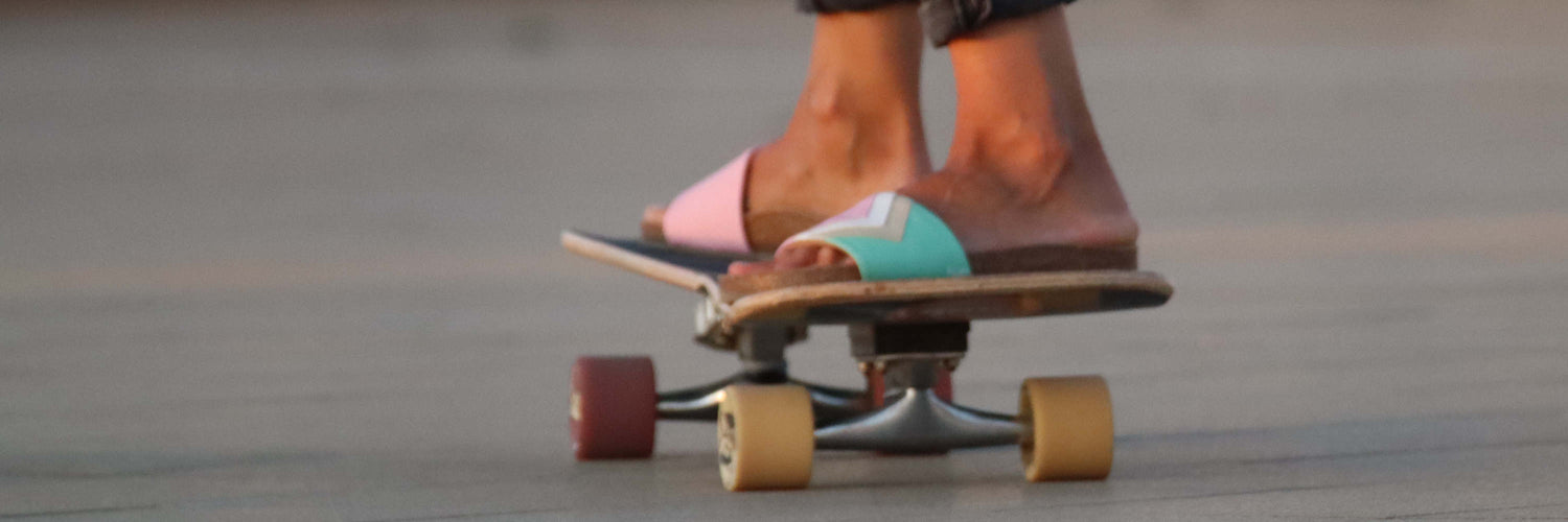 Fünve Newsletteranmeldung, Schlappen und Skateboard