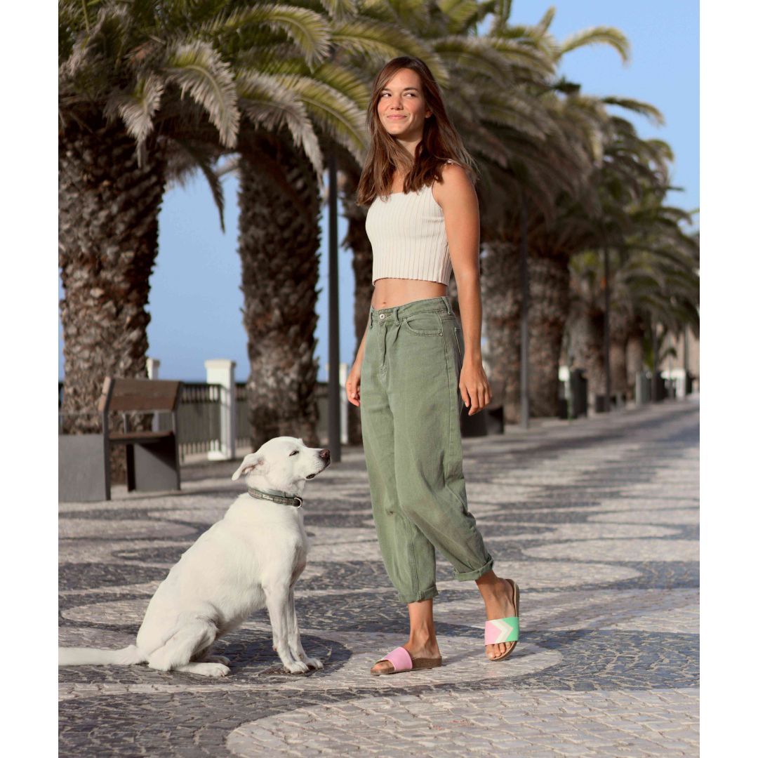 Fünve rosa Sandalen mit mintfarbenen Details, Frau geht Gassi an Strandpromenade