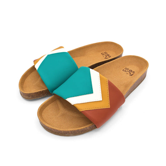 Mit PETA Vegan Award 2023 ausgezeichnete türkis-braune Sandalen; vegan mit Fußbett; Farben Ocean, Weiß, Senf, Terracotta; Marke Fünve; Modell Sunset; seitliche Perspektive