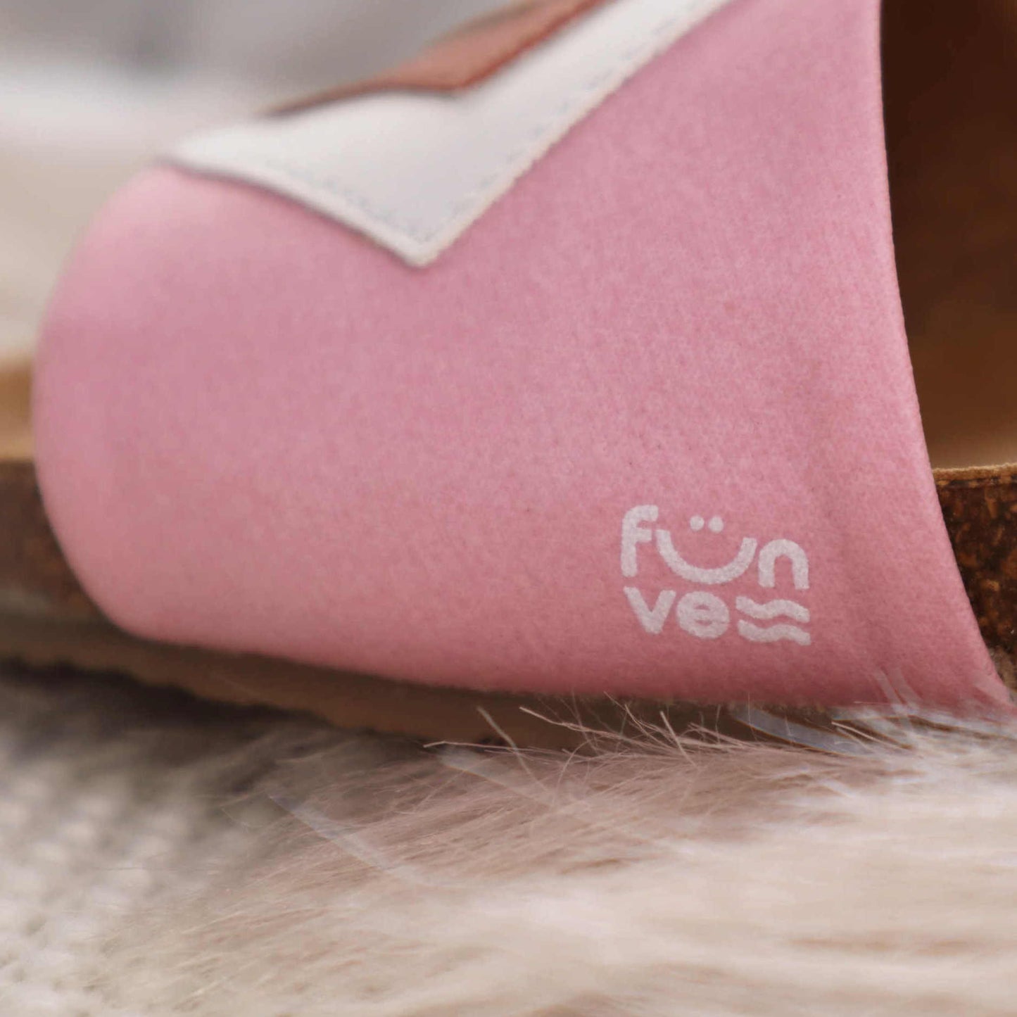 Gelbe Hausschuhe mit rosa Seite, Korkfußbett, Detailansicht Logodruck. Marke: Fünve, Modell: Dawn