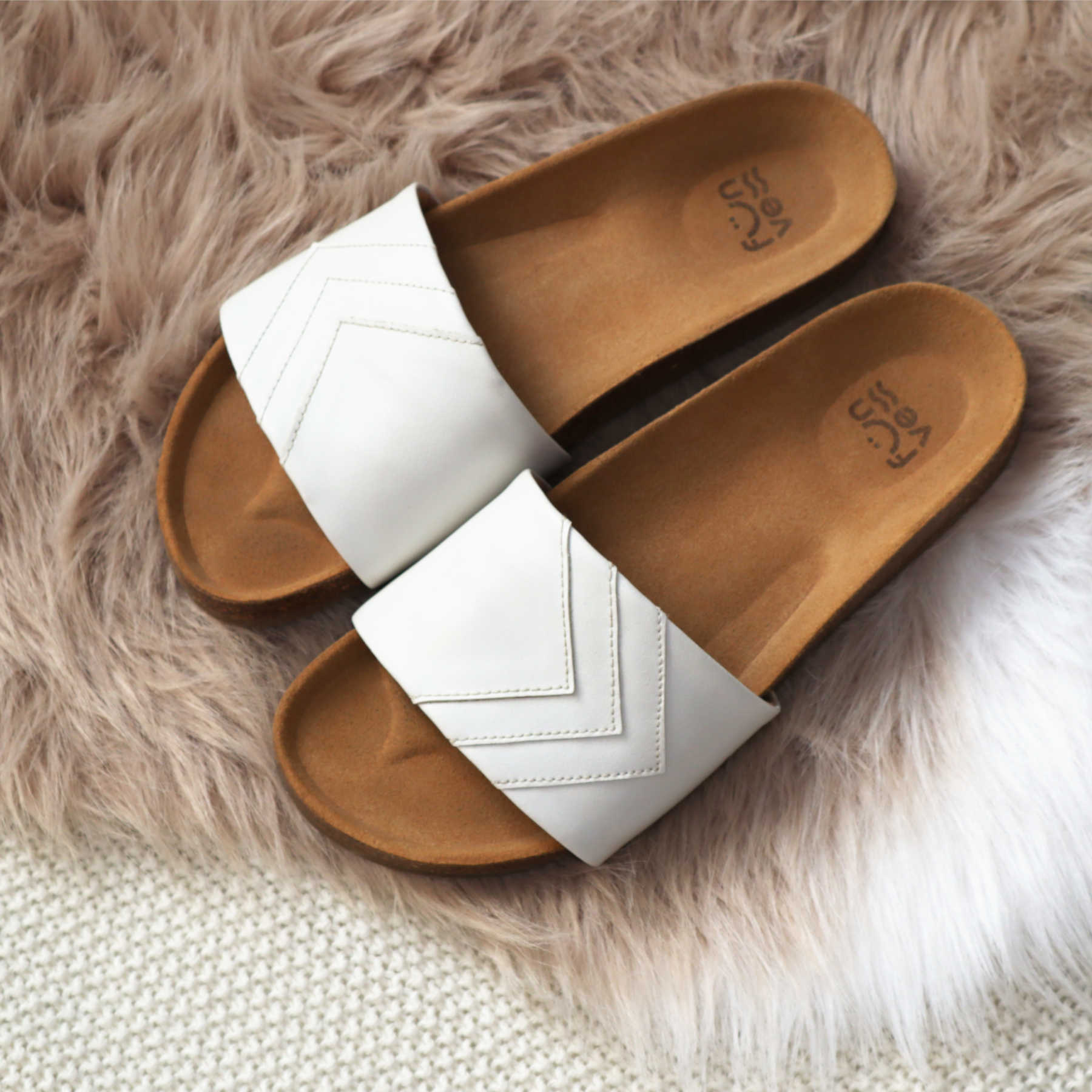 Fünve vegane weiße Pantoletten, weiße Sandalen, mit Fußbett und Korksohle