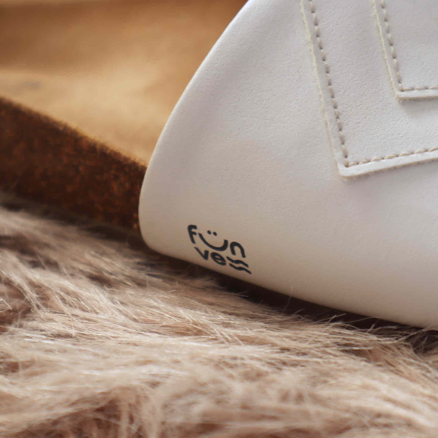Fünve vegane Pantoletten Sandalen Slides, weiß, fair Produziert in Portugal, Modell: YANG, Closeup