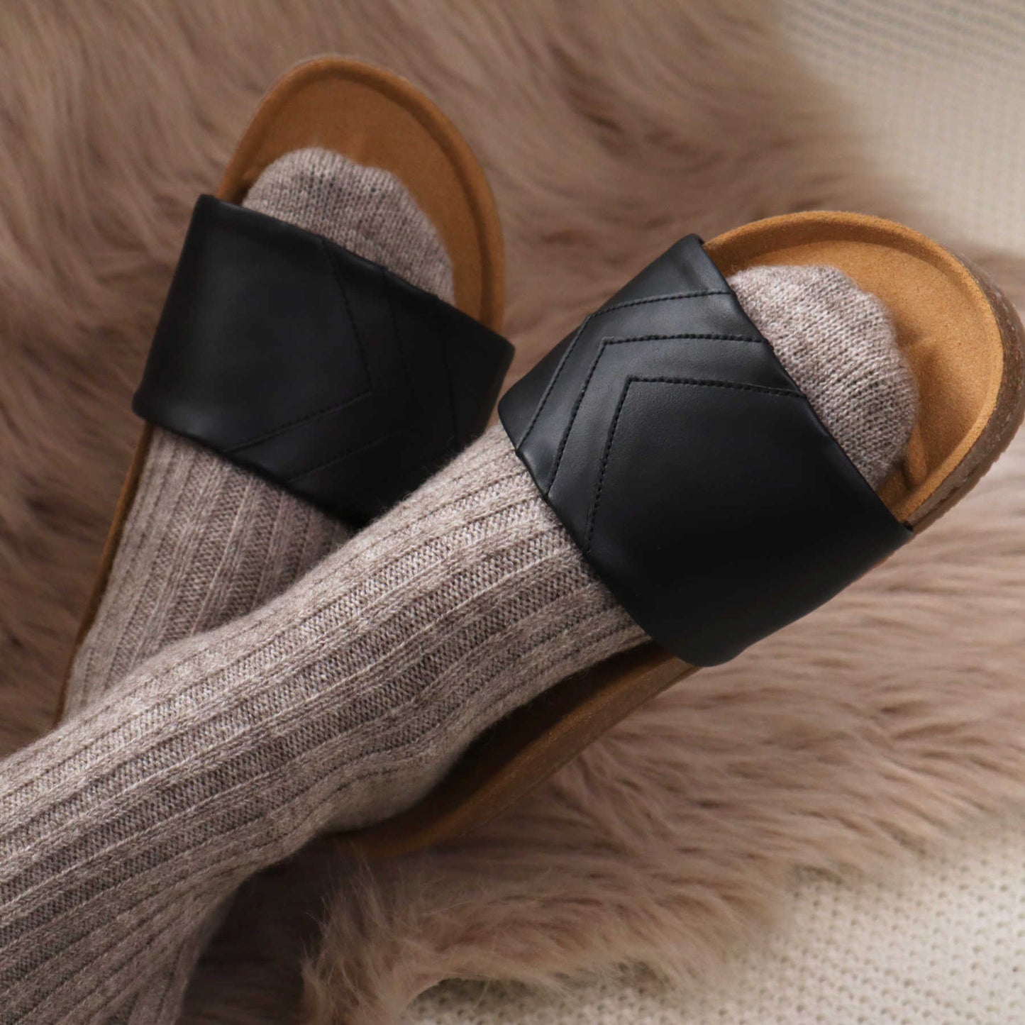 Schwarze Hausschuhe mit Fußbett; monochrom einfarbig; Marke Fünve; Modell Yin; mit Wollsocken Closeup, gemütlich