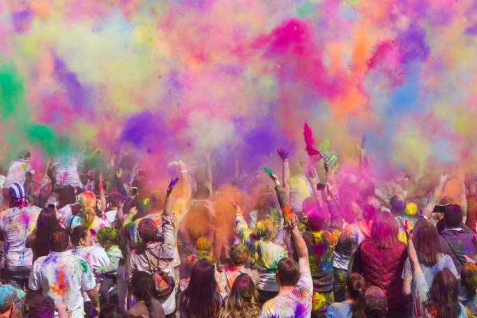 Menschen feiern in Farbenstaub Holy Festival