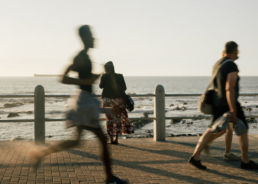 Wie viele Schritte am Tag sind normal und gesund - Menschen laufen auf einer Promenade