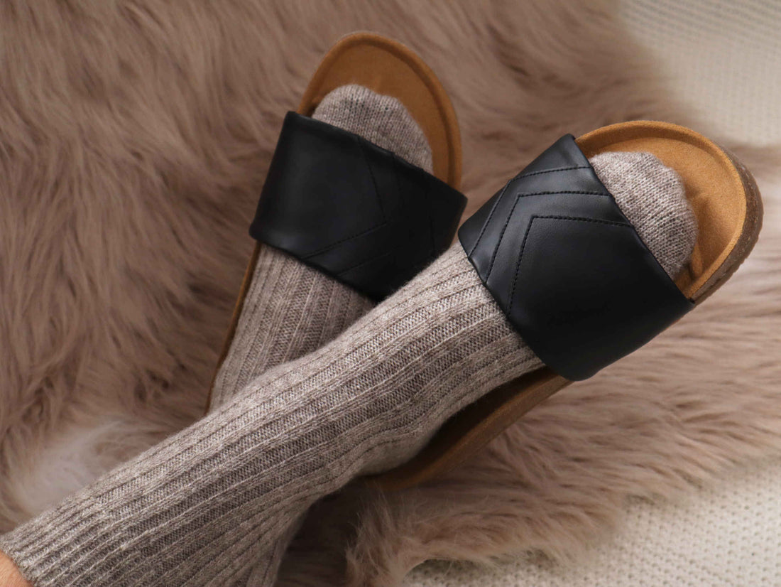 Schwarze Fünve Hausschuhe warm und gemütlich