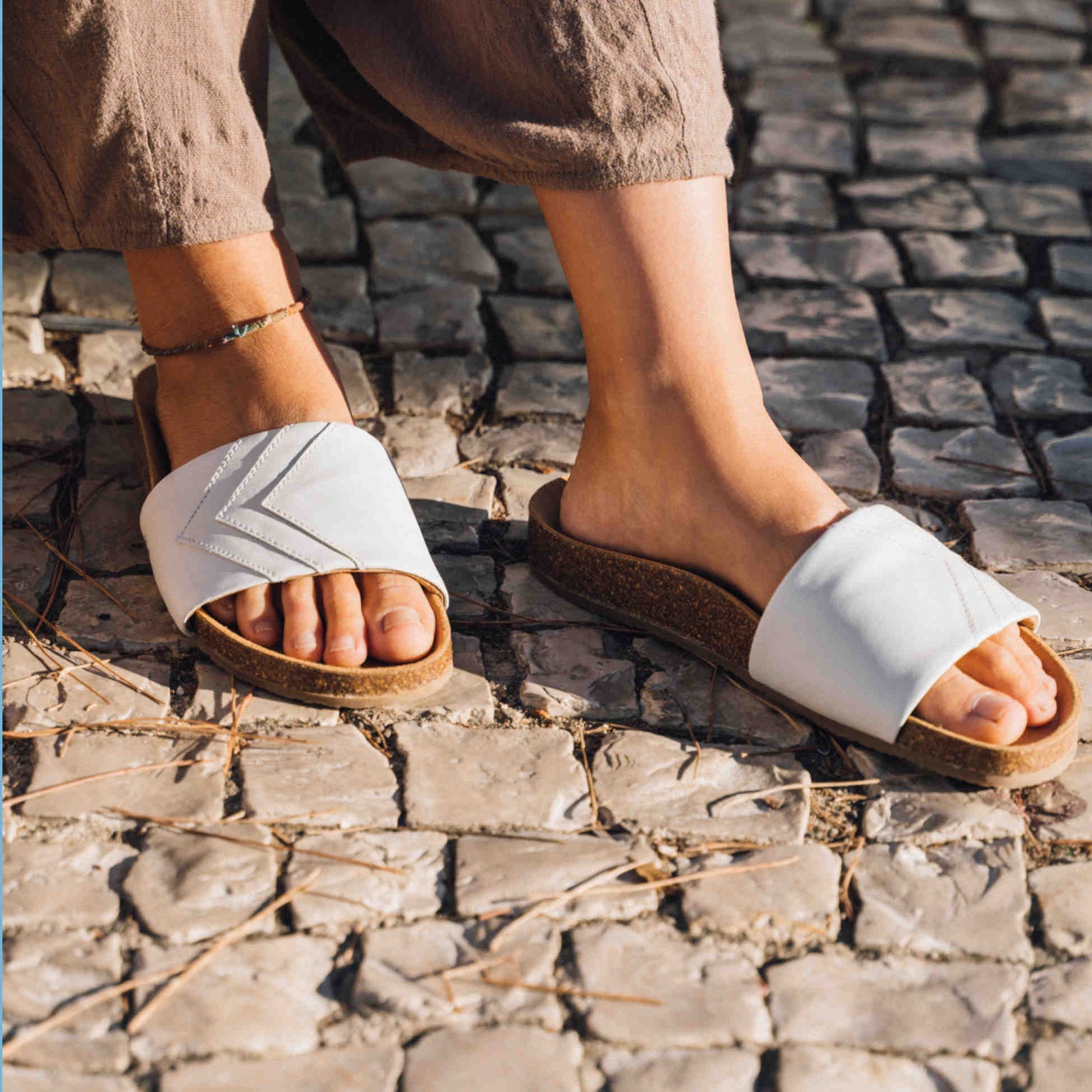 Weiße Sandalen vegan, bequemes Fußbett Marke Fünve, Modell YANG, vielseitige Sandale oder Hausschuh auf Kopfsteinpflaster