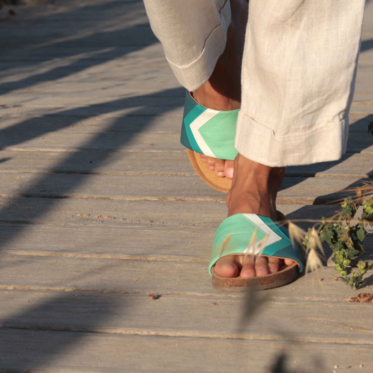 Grüne Sandalen, vegan mit Fußbett, Farben Mint, Weiß, Ocean, Petrol, Marke Fünve, Modell Cucumber, Tragebild
