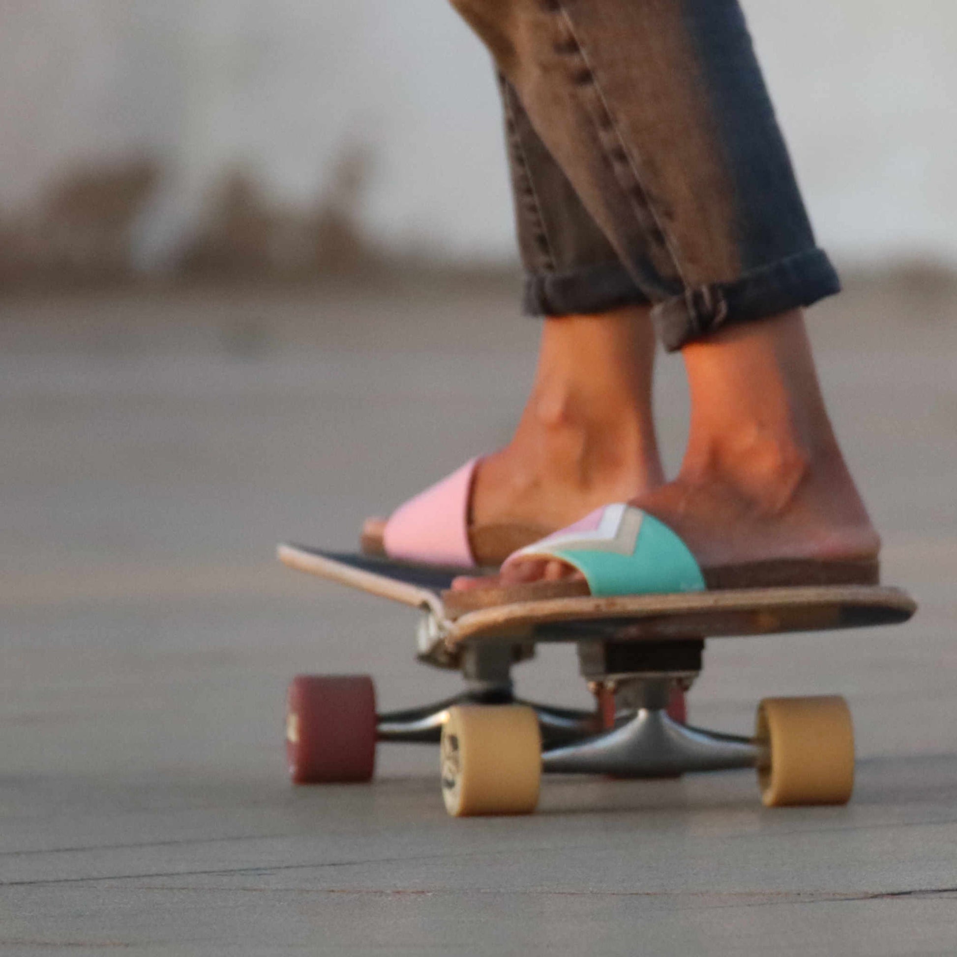 Rosa Sandalen; vegan mit Fußbett; Farben Erdbeerpink, Weiß, Nude, Mint; Marke Fünve; Modell Strawberry; beim skaten