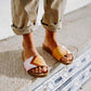 Gelbe Sandalen mit hochgekrempelter Hose, Frauen, vegan mit Fußbett, Farben Senf, Terracotta, Weiß, Rosa; Marke Fünve, Modell Dawn, auf Azulejos
