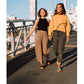Vegane schwarze Sandalen, Marke Fünve, Modell: YIN, zwei Frauen auf Brücke, Marke Fünve