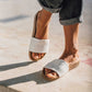 Weiße Sandalen vegan, bequemes Fußbett Marke Fünve, Modell YANG, minimalistischer Slide auf Bank