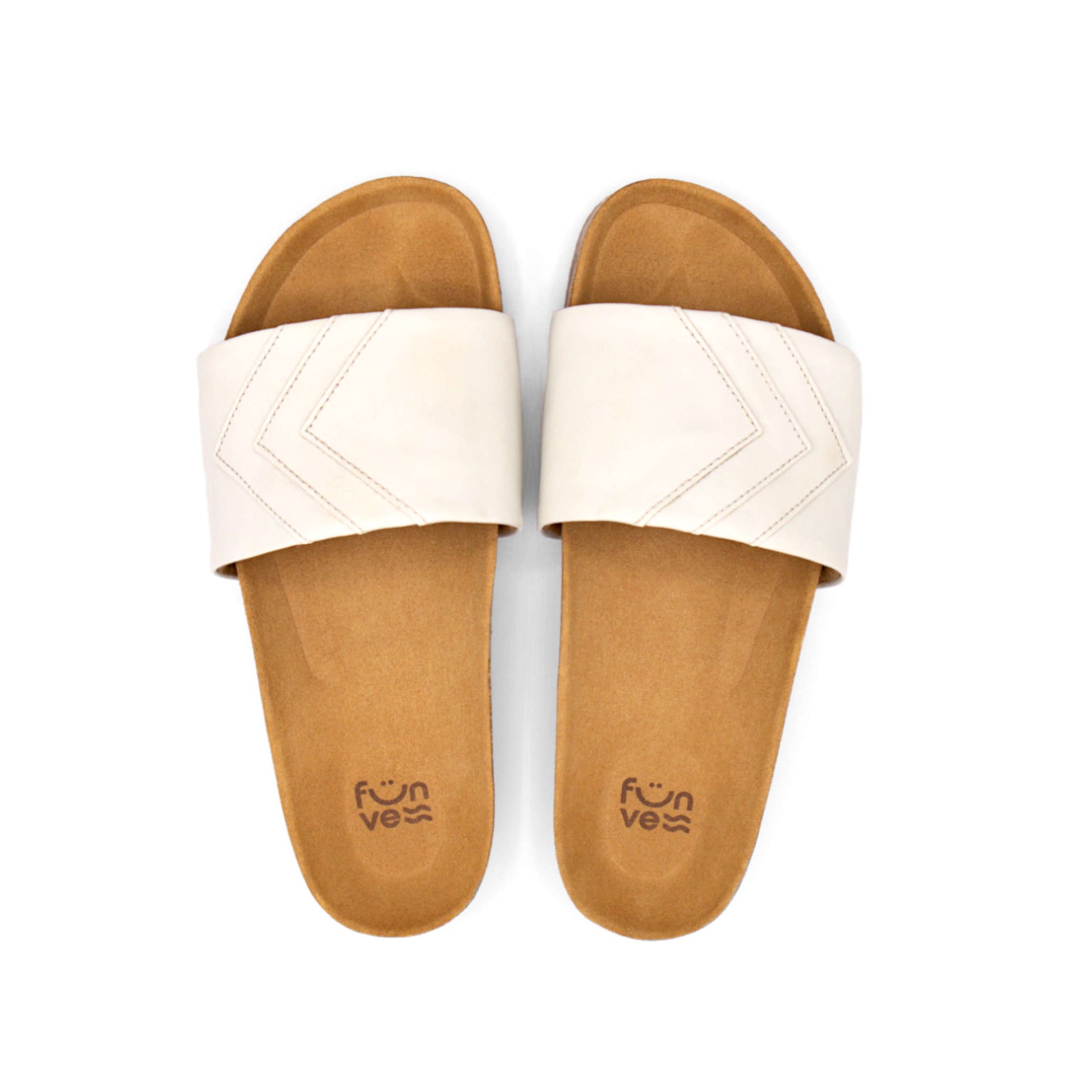 Weiße Sandalen; vegan mit Fußbett; monochrom einfarbig; Marke Fünve; Modell Yang; Vogelperspektive