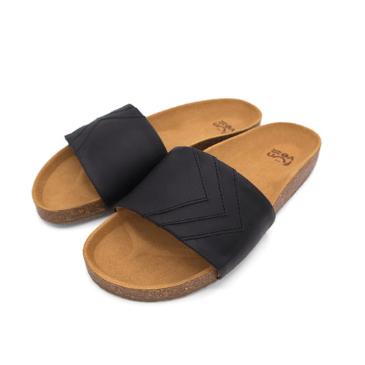 Schwarze Sandalen; vegan mit Fußbett; monochrom einfarbig; Marke Fünve; Modell Yin; seitliche Perspektive