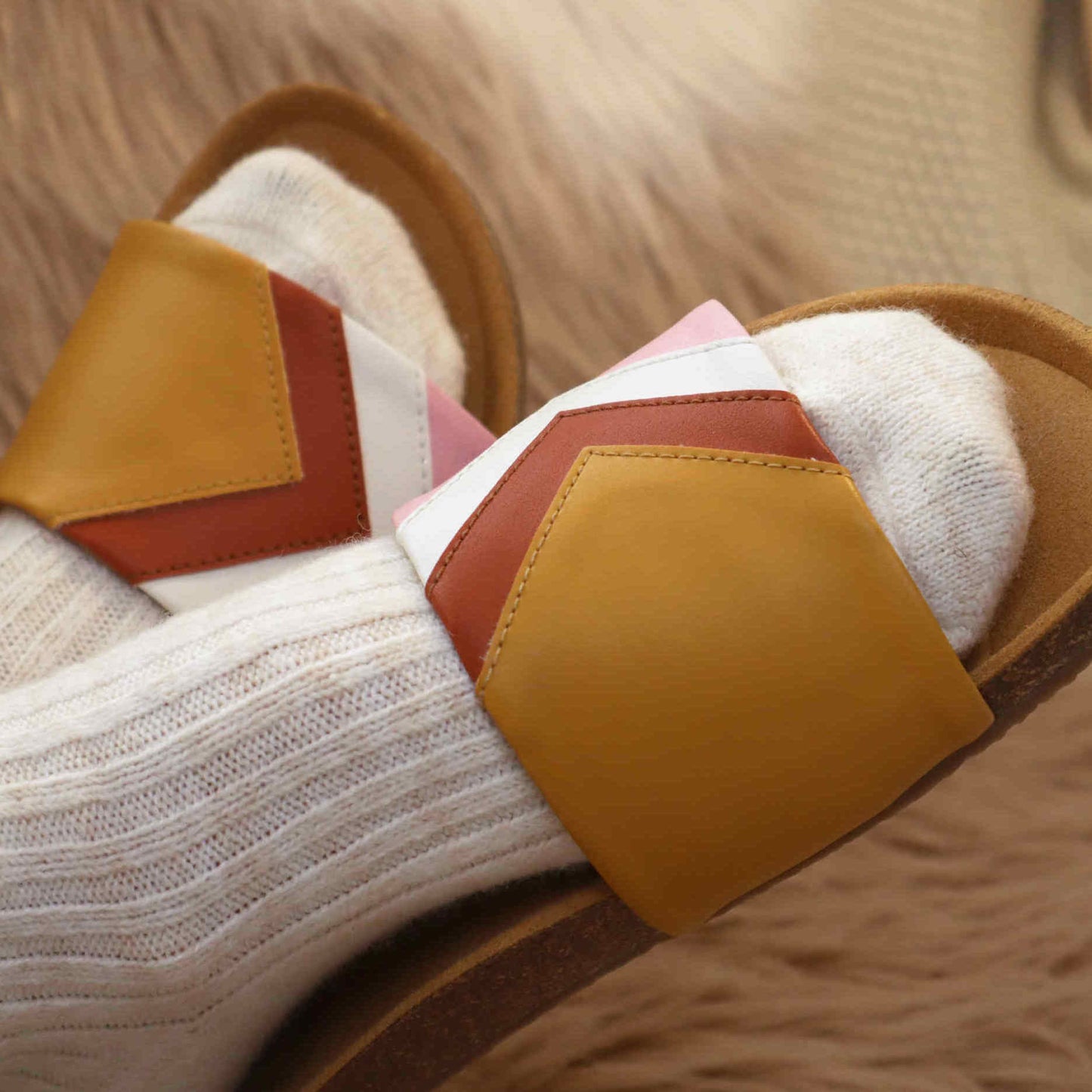Gelbe hochwertige Hausschuhe mit Fußbett, Close Up, Nahtdetail, Marke Fünve:, Modell: Dawn