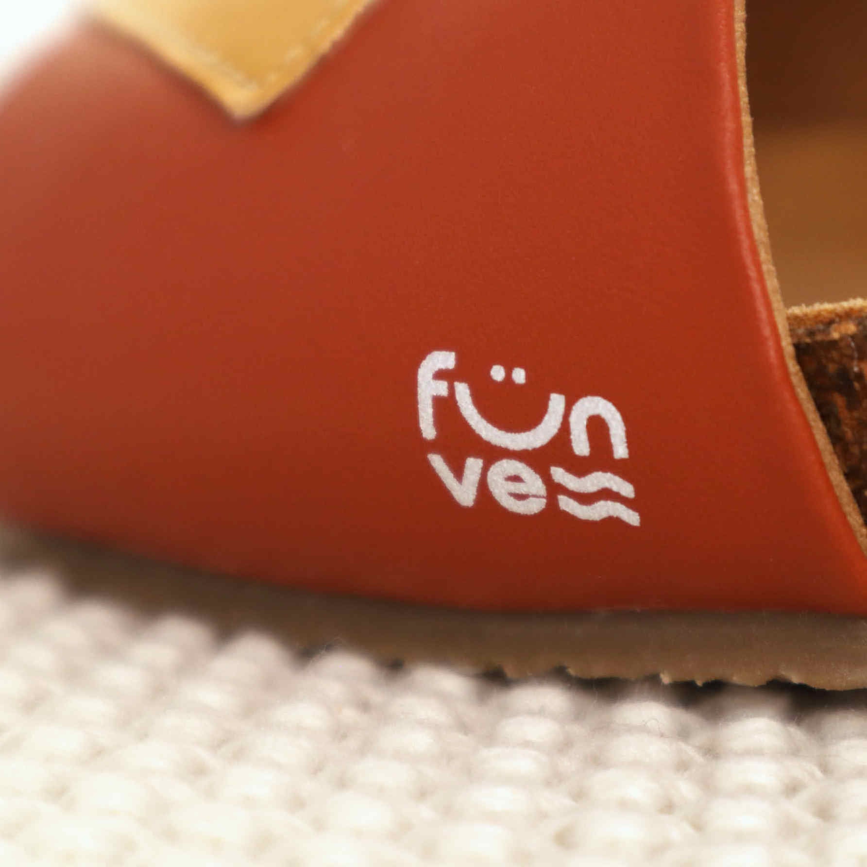 Türkise Hausschuhe mit Fußbett aus Kork, veganes Leder, Detailaufnahme Logodruck, Marke: Fünve, Modell: Sunset