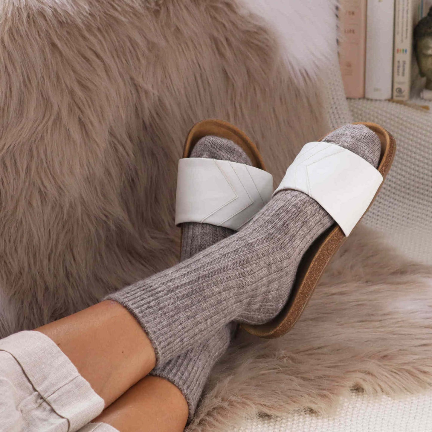 Fünve vegane Pantoletten Sandalen mit Socken, weiß, fair Produziert in Portugal, Modell: YANG